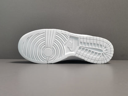 NIKE DUNK x TRIPLE WHITE