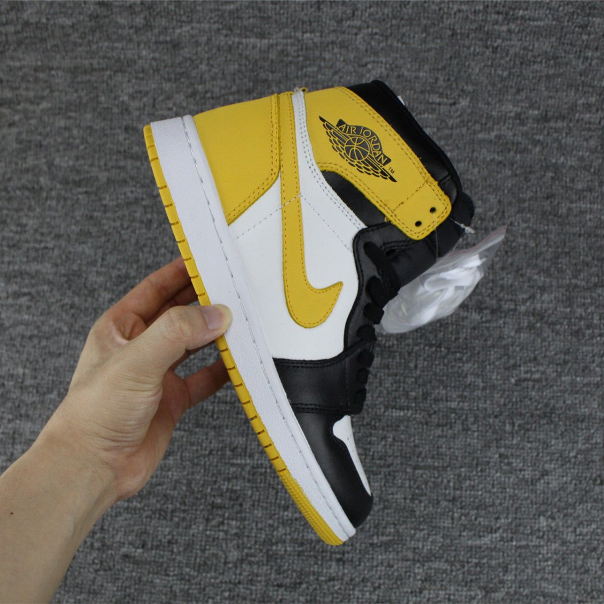 JORDAN 1 RETRO HIGH x YELLOW OCHRE
