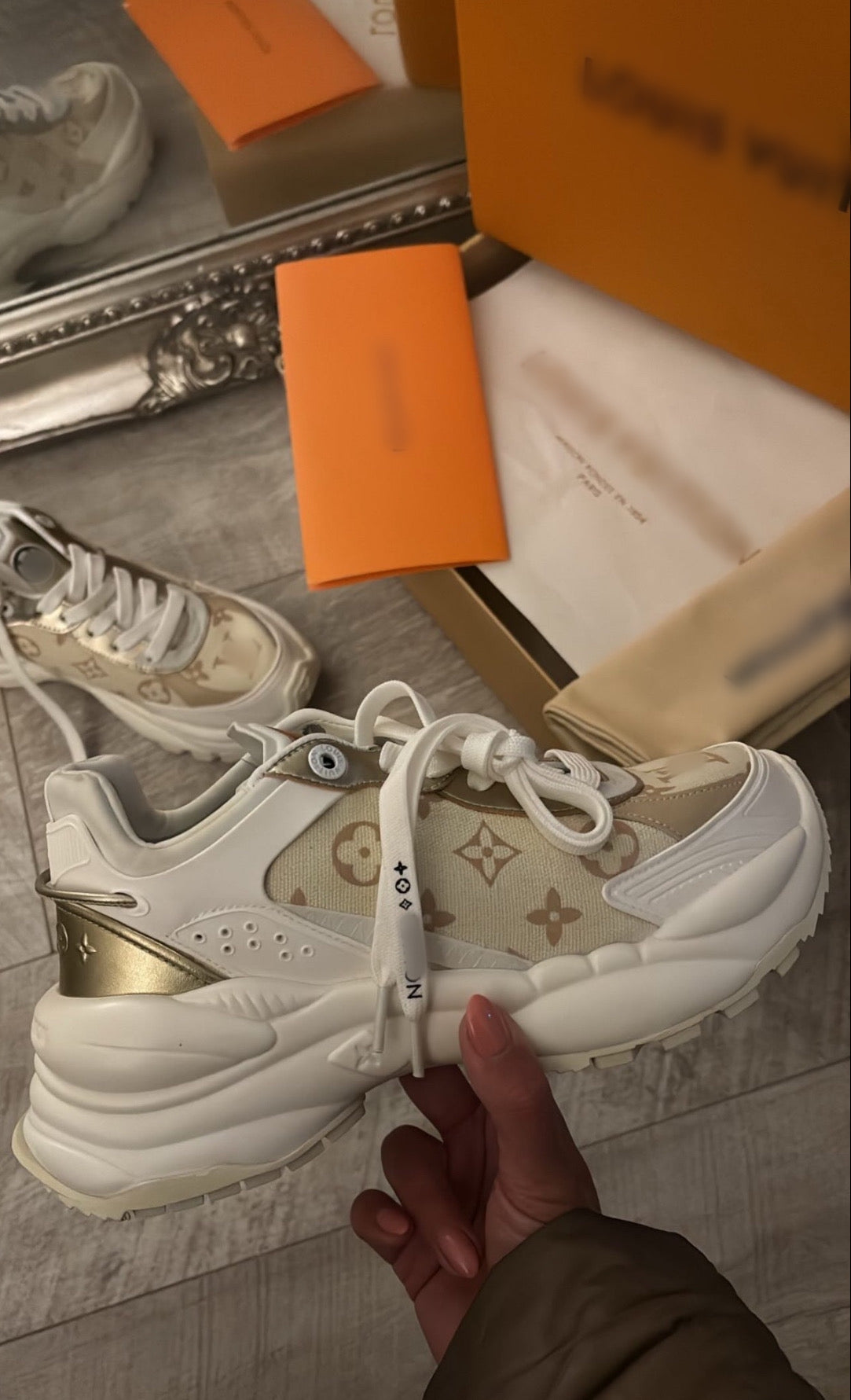 LV Sneakers white gold