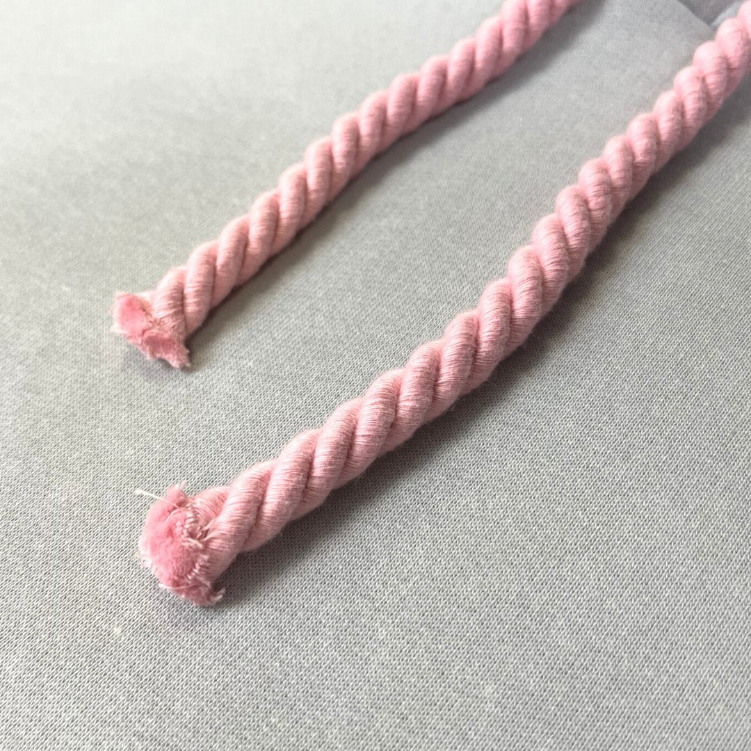 syna-world-logo-tracksuit-grey-pink-685087_1800x1800_8c1766ba-9157-4c57-859f-0e3fe0fccba6